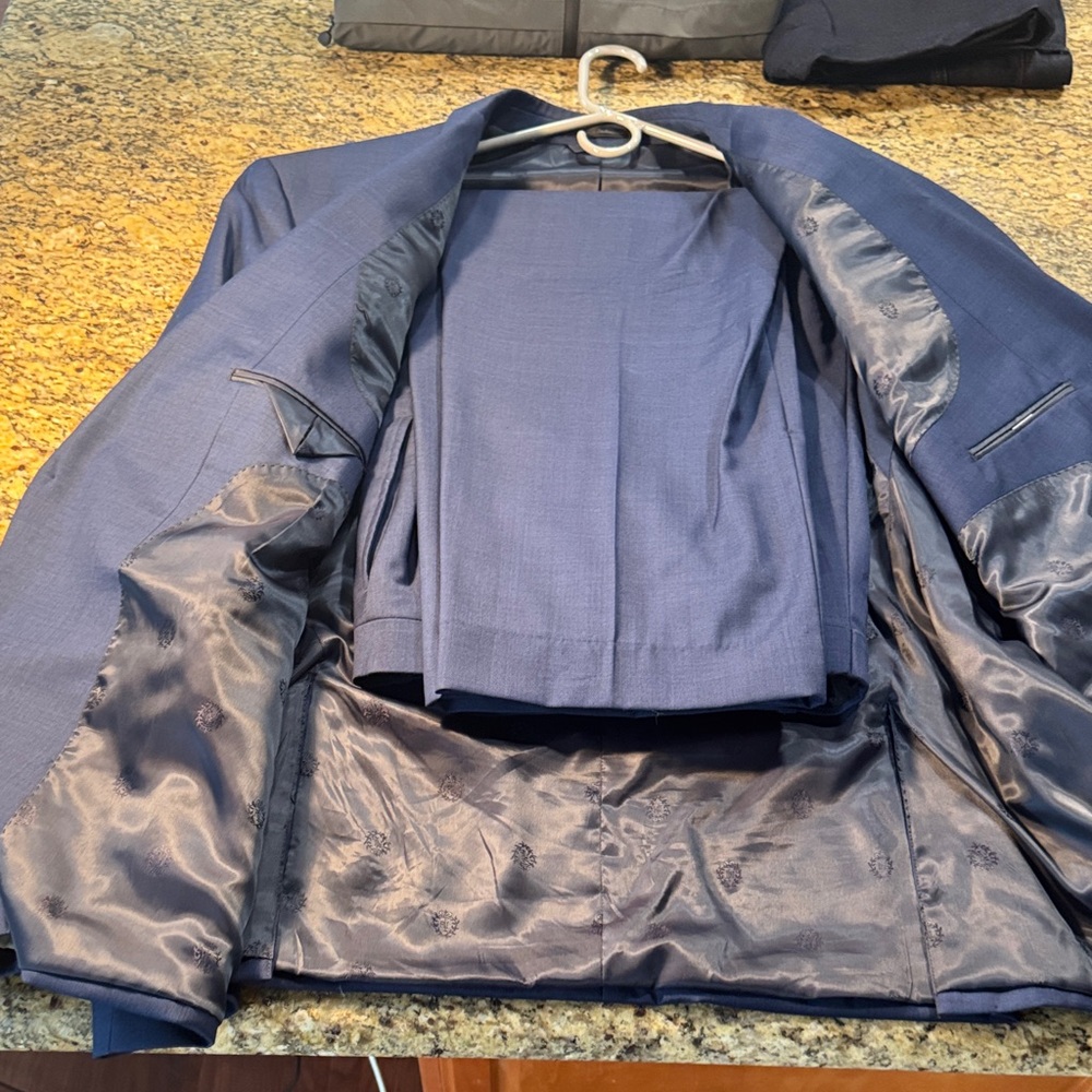 Elegant Ralph Lauren 52R Navy Men's Suit - Jacket and Pants - Picture 3 of 7